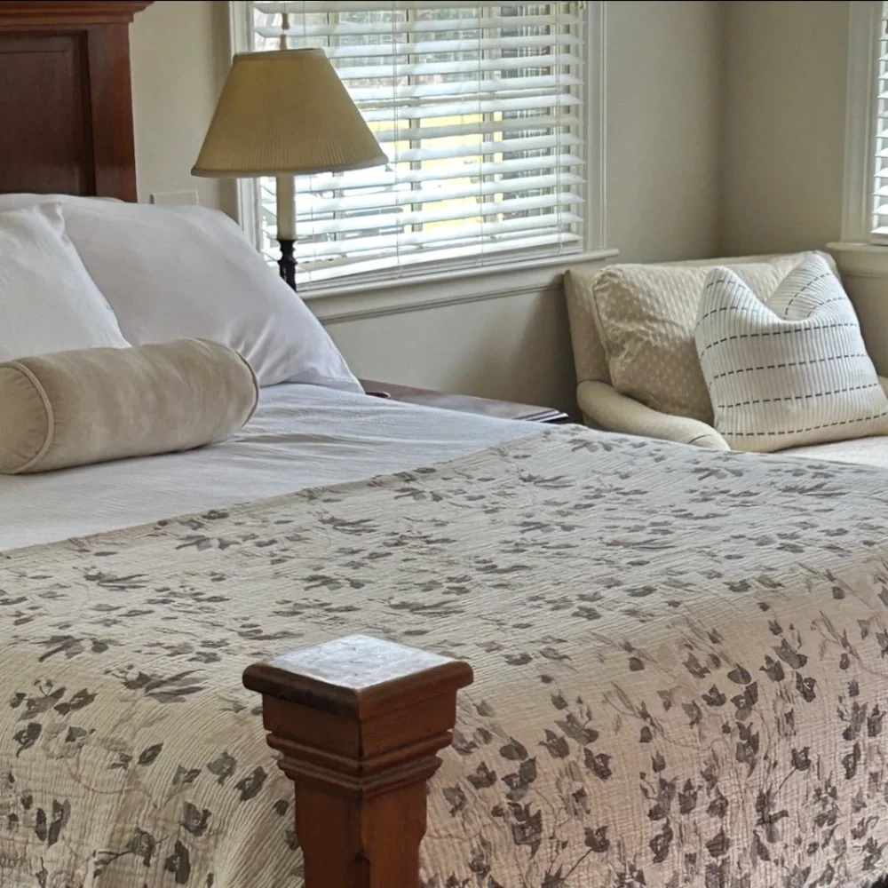 Mushroom Gray + Cream Quilted Cover Winter’s Floral Size Queen New With Tags